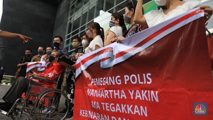 Pemegang polis WanaArtha Life menggelar Aksi Damai Sejahtera (ADS) dan Penyampaian Apresiasi kepada Hakim Agung MA, Majelis Hakim PN Jakpus, dan Kejagung RI, atas penanganan Hukum Kasasi Sita Rekening WanaArtha di Pengadilan Negeri Jakarta Pusat, Kamis, (13/1/2022). (CNBC Indonesia/Muhammad Sabki) Pemegang polis WanaArtha Life menggelar Aksi Damai Sejahtera (ADS) dan Penyampaian Apresiasi kepada Hakim Agung MA, Majelis Hakim PN Jakpus, dan Kejagung RI, atas penanganan Hukum Kasasi Sita Rekening WanaArtha di Pengadilan Negeri Jakarta Pusat, Kamis, (13/1/2022). (CNBC Indonesia/Muhammad Sabki)