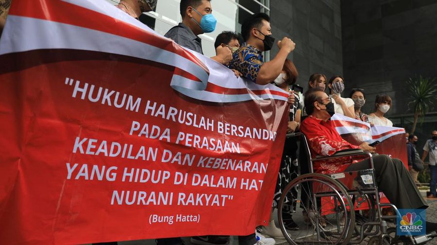 Pemegang polis WanaArtha Life menggelar Aksi Damai Sejahtera (ADS) dan Penyampaian Apresiasi kepada Hakim Agung MA, Majelis Hakim PN Jakpus, dan Kejagung RI, atas penanganan Hukum Kasasi Sita Rekening WanaArtha di Pengadilan Negeri Jakarta Pusat, Kamis, (13/1/2022). (վ/Muhammad Sabki)