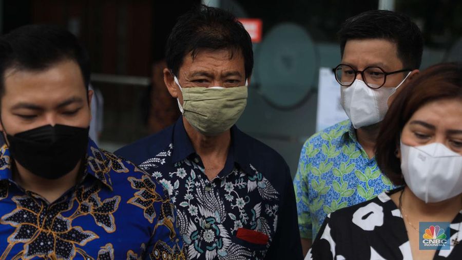 Pemegang polis WanaArtha Life menggelar Aksi Damai Sejahtera (ADS) dan Penyampaian Apresiasi kepada Hakim Agung MA, Majelis Hakim PN Jakpus, dan Kejagung RI, atas penanganan Hukum Kasasi Sita Rekening WanaArtha di Pengadilan Negeri Jakarta Pusat, Kamis, (13/1/2022). (CNBC Indonesia/Muhammad Sabki)