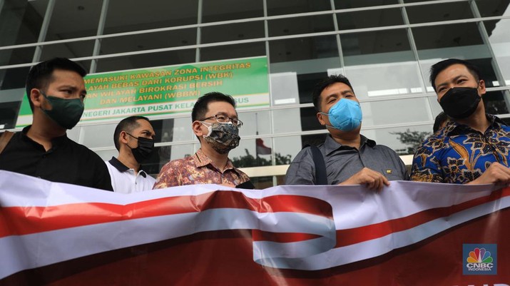 Pemegang polis WanaArtha Life menggelar Aksi Damai Sejahtera (ADS) dan Penyampaian Apresiasi kepada Hakim Agung MA, Majelis Hakim PN Jakpus, dan Kejagung RI, atas penanganan Hukum Kasasi Sita Rekening WanaArtha di Pengadilan Negeri Jakarta Pusat, Kamis, (13/1/2022). (CNBC Indonesia/Muhammad Sabki) Pemegang polis WanaArtha Life menggelar Aksi Damai Sejahtera (ADS) dan Penyampaian Apresiasi kepada Hakim Agung MA, Majelis Hakim PN Jakpus, dan Kejagung RI, atas penanganan Hukum Kasasi Sita Rekening WanaArtha di Pengadilan Negeri Jakarta Pusat, Kamis, (13/1/2022). (CNBC Indonesia/Muhammad Sabki)