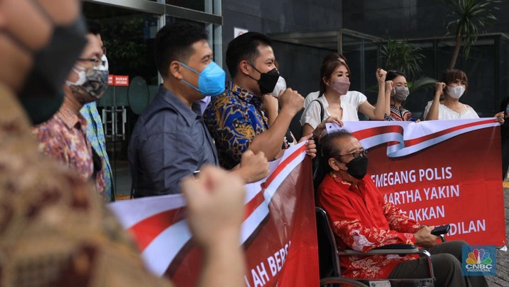 Pemegang polis WanaArtha Life menggelar Aksi Damai Sejahtera (ADS) dan Penyampaian Apresiasi kepada Hakim Agung MA, Majelis Hakim PN Jakpus, dan Kejagung RI, atas penanganan Hukum Kasasi Sita Rekening WanaArtha di Pengadilan Negeri Jakarta Pusat, Kamis, (13/1/2022). (CNBC Indonesia/Muhammad Sabki) Pemegang polis WanaArtha Life menggelar Aksi Damai Sejahtera (ADS) dan Penyampaian Apresiasi kepada Hakim Agung MA, Majelis Hakim PN Jakpus, dan Kejagung RI, atas penanganan Hukum Kasasi Sita Rekening WanaArtha di Pengadilan Negeri Jakarta Pusat, Kamis, (13/1/2022). (CNBC Indonesia/Muhammad Sabki)