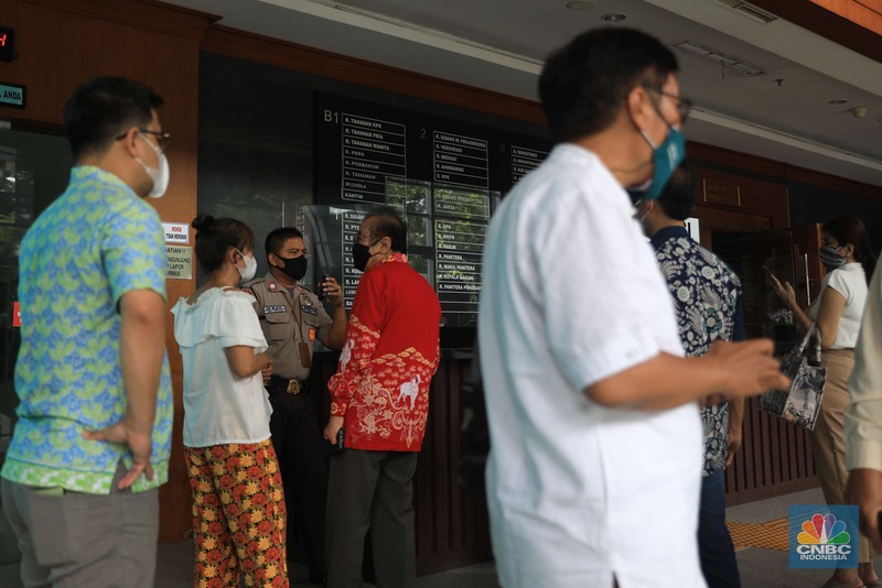 Pemegang polis WanaArtha Life menggelar Aksi Damai Sejahtera (ADS) dan Penyampaian Apresiasi kepada Hakim Agung MA, Majelis Hakim PN Jakpus, dan Kejagung RI, atas penanganan Hukum Kasasi Sita Rekening WanaArtha di Pengadilan Negeri Jakarta Pusat, Kamis, (13/1/2022). (CNBC Indonesia/Muhammad Sabki) Pemegang polis WanaArtha Life menggelar Aksi Damai Sejahtera (ADS) dan Penyampaian Apresiasi kepada Hakim Agung MA, Majelis Hakim PN Jakpus, dan Kejagung RI, atas penanganan Hukum Kasasi Sita Rekening WanaArtha di Pengadilan Negeri Jakarta Pusat, Kamis, (13/1/2022). (CNBC Indonesia/Muhammad Sabki)