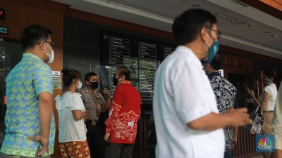 Pemegang polis WanaArtha Life menggelar Aksi Damai Sejahtera (ADS) dan Penyampaian Apresiasi kepada Hakim Agung MA, Majelis Hakim PN Jakpus, dan Kejagung RI, atas penanganan Hukum Kasasi Sita Rekening WanaArtha di Pengadilan Negeri Jakarta Pusat, Kamis, (13/1/2022). (CNBC Indonesia/Muhammad Sabki) Pemegang polis WanaArtha Life menggelar Aksi Damai Sejahtera (ADS) dan Penyampaian Apresiasi kepada Hakim Agung MA, Majelis Hakim PN Jakpus, dan Kejagung RI, atas penanganan Hukum Kasasi Sita Rekening WanaArtha di Pengadilan Negeri Jakarta Pusat, Kamis, (13/1/2022). (CNBC Indonesia/Muhammad Sabki)