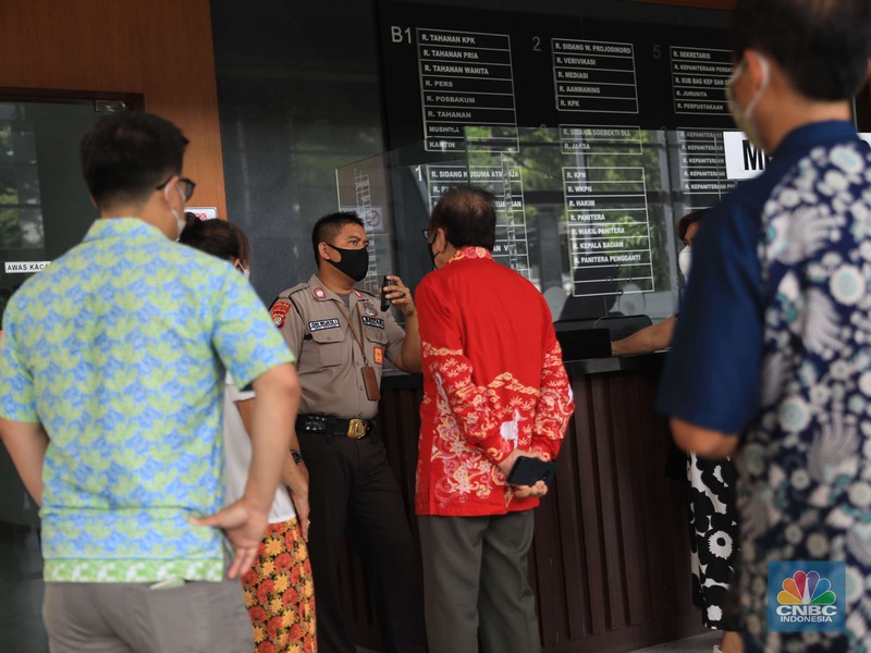 Pemegang polis WanaArtha Life menggelar Aksi Damai Sejahtera (ADS) dan Penyampaian Apresiasi kepada Hakim Agung MA, Majelis Hakim PN Jakpus, dan Kejagung RI, atas penanganan Hukum Kasasi Sita Rekening WanaArtha di Pengadilan Negeri Jakarta Pusat, Kamis, (13/1/2022). (CNBC Indonesia/Muhammad Sabki)