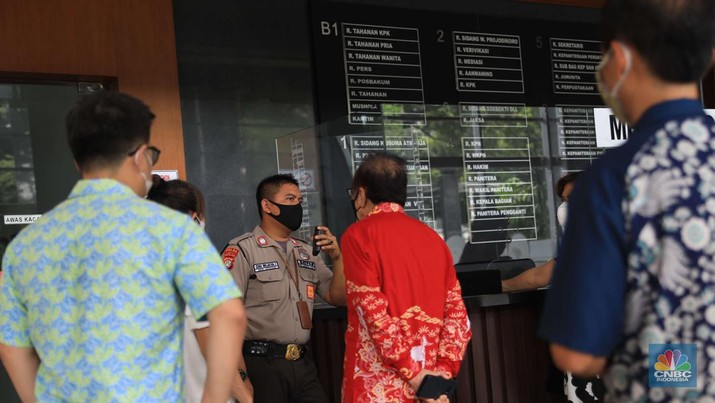 Pemegang polis WanaArtha Life menggelar Aksi Damai Sejahtera (ADS) dan Penyampaian Apresiasi kepada Hakim Agung MA, Majelis Hakim PN Jakpus, dan Kejagung RI, atas penanganan Hukum Kasasi Sita Rekening WanaArtha di Pengadilan Negeri Jakarta Pusat, Kamis, (13/1/2022). (CNBC Indonesia/Muhammad Sabki) Pemegang polis WanaArtha Life menggelar Aksi Damai Sejahtera (ADS) dan Penyampaian Apresiasi kepada Hakim Agung MA, Majelis Hakim PN Jakpus, dan Kejagung RI, atas penanganan Hukum Kasasi Sita Rekening WanaArtha di Pengadilan Negeri Jakarta Pusat, Kamis, (13/1/2022). (CNBC Indonesia/Muhammad Sabki)