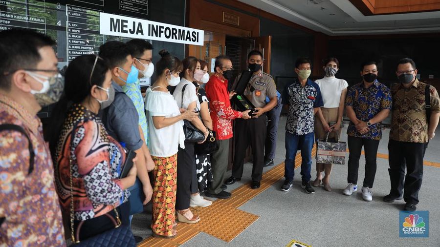 Pemegang polis WanaArtha Life menggelar Aksi Damai Sejahtera (ADS) dan Penyampaian Apresiasi kepada Hakim Agung MA, Majelis Hakim PN Jakpus, dan Kejagung RI, atas penanganan Hukum Kasasi Sita Rekening WanaArtha di Pengadilan Negeri Jakarta Pusat, Kamis, (13/1/2022). (CNBC Indonesia/Muhammad Sabki)