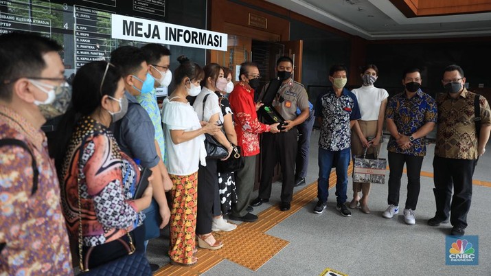 Pemegang polis WanaArtha Life menggelar Aksi Damai Sejahtera (ADS) dan Penyampaian Apresiasi kepada Hakim Agung MA, Majelis Hakim PN Jakpus, dan Kejagung RI, atas penanganan Hukum Kasasi Sita Rekening WanaArtha di Pengadilan Negeri Jakarta Pusat, Kamis, (13/1/2022). (CNBC Indonesia/Muhammad Sabki) Pemegang polis WanaArtha Life menggelar Aksi Damai Sejahtera (ADS) dan Penyampaian Apresiasi kepada Hakim Agung MA, Majelis Hakim PN Jakpus, dan Kejagung RI, atas penanganan Hukum Kasasi Sita Rekening WanaArtha di Pengadilan Negeri Jakarta Pusat, Kamis, (13/1/2022). (CNBC Indonesia/Muhammad Sabki)