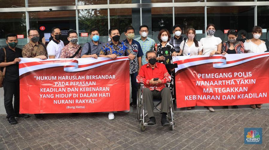 Pemegang polis WanaArtha Life menggelar Aksi Damai Sejahtera (ADS) dan Penyampaian Apresiasi kepada Hakim Agung MA, Majelis Hakim PN Jakpus, dan Kejagung RI, atas penanganan Hukum Kasasi Sita Rekening WanaArtha di Pengadilan Negeri Jakarta Pusat, Kamis, (13/1/2022). (CNBC Indonesia/Muhammad Sabki)