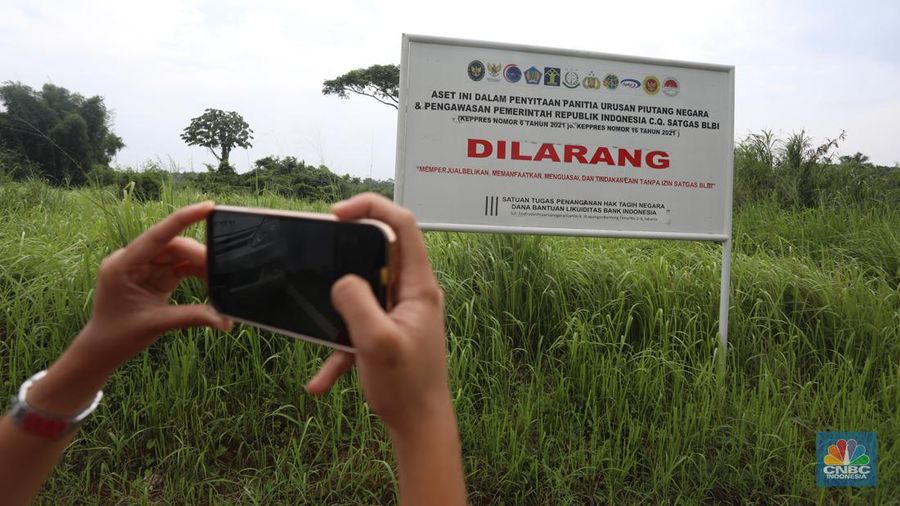 Penyitaan aset oleh satgas penanganan hak tagih negara dan bantuan likuiditas Bank Indonesia di jalan Raya Dawuan, Karawang, Jawa Barat, Kamis (13/1/2022). (CNBC Indonesia/Andrean Kristianto)