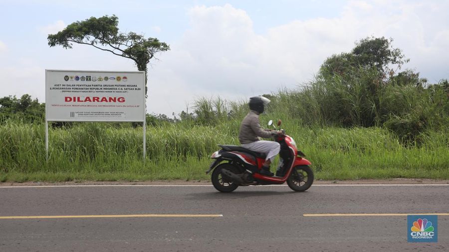 Penyitaan aset oleh satgas penanganan hak tagih negara dan bantuan likuiditas Bank Indonesia di jalan Raya Dawuan, Karawang, Jawa Barat, Kamis (13/1/2022). (CNBC Indonesia/Andrean Kristianto)