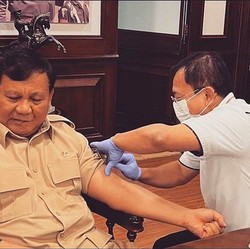 Dr. Terawan Suntikkan Booster Vaksin Nusantara Kepada Prabowo