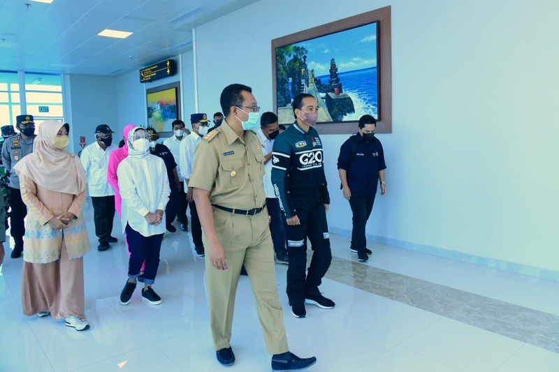 Presiden Joko Widodo beserta Ibu Iriana Joko Widodo dan rombongan tiba di Bandara Internasional Zainuddin Abdul Madjid, Kabupaten Lombok Tengah, sekitar pukul 09.50 WITA, Kamis, (13/1/2022). (Dok: Biro Pers Sekretariat Presiden) Presiden Joko Widodo beserta Ibu Iriana Joko Widodo dan rombongan tiba di Bandara Internasional Zainuddin Abdul Madjid, Kabupaten Lombok Tengah, sekitar pukul 09.50 WITA, Kamis, (13/1/2022). (Dok: Biro Pers Sekretariat Presiden)