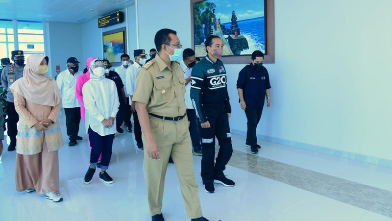 Presiden Joko Widodo beserta Ibu Iriana Joko Widodo dan rombongan tiba di Bandara Internasional Zainuddin Abdul Madjid, Kabupaten Lombok Tengah, sekitar pukul 09.50 WITA, Kamis, (13/1/2022). (Dok: Biro Pers Sekretariat Presiden)