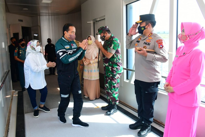 Presiden Joko Widodo beserta Ibu Iriana Joko Widodo dan rombongan tiba di Bandara Internasional Zainuddin Abdul Madjid, Kabupaten Lombok Tengah, sekitar pukul 09.50 WITA, Kamis, (13/1/2022). (Dok: Biro Pers Sekretariat Presiden)