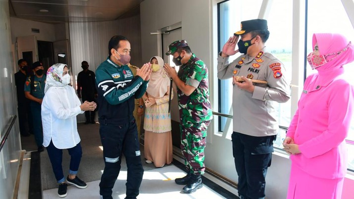 Presiden Joko Widodo beserta Ibu Iriana Joko Widodo dan rombongan tiba di Bandara Internasional Zainuddin Abdul Madjid, Kabupaten Lombok Tengah, sekitar pukul 09.50 WITA, Kamis, (13/1/2022). (Dok: Biro Pers Sekretariat Presiden)