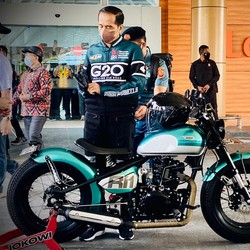 Bagai Pembalap, Jokowi Tinjau Fasilitas MotoGP 2022