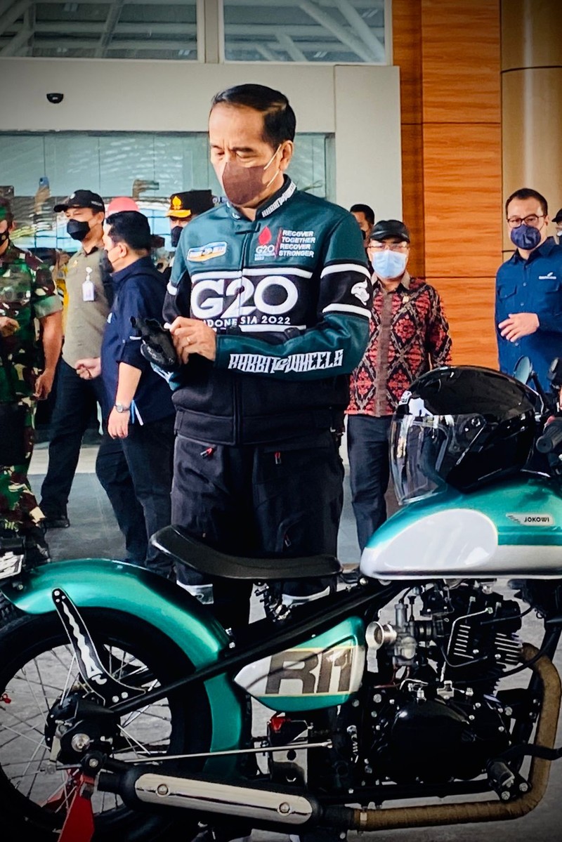 Presiden Joko Widodo beserta Ibu Iriana Joko Widodo dan rombongan tiba di Bandara Internasional Zainuddin Abdul Madjid, Kabupaten Lombok Tengah, sekitar pukul 09.50 WITA, Kamis, (13/1/2022). (Dok: Biro Pers Sekretariat Presiden) Presiden Joko Widodo beserta Ibu Iriana Joko Widodo dan rombongan tiba di Bandara Internasional Zainuddin Abdul Madjid, Kabupaten Lombok Tengah, sekitar pukul 09.50 WITA, Kamis, (13/1/2022). (Dok: Biro Pers Sekretariat Presiden)