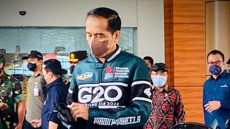 Presiden Joko Widodo tampak bersiap mengenakan jaket edisi terbatas dengan tema G20 Indonesia akan mengendarai sepeda motor jenis Kawasaki W175 custom berwarna hijau metalik usai meninjau fasilitas Bandara Internasional Zainuddin Abdul Madjid. (Dok: Biro Pers Sekretariat Presiden)
