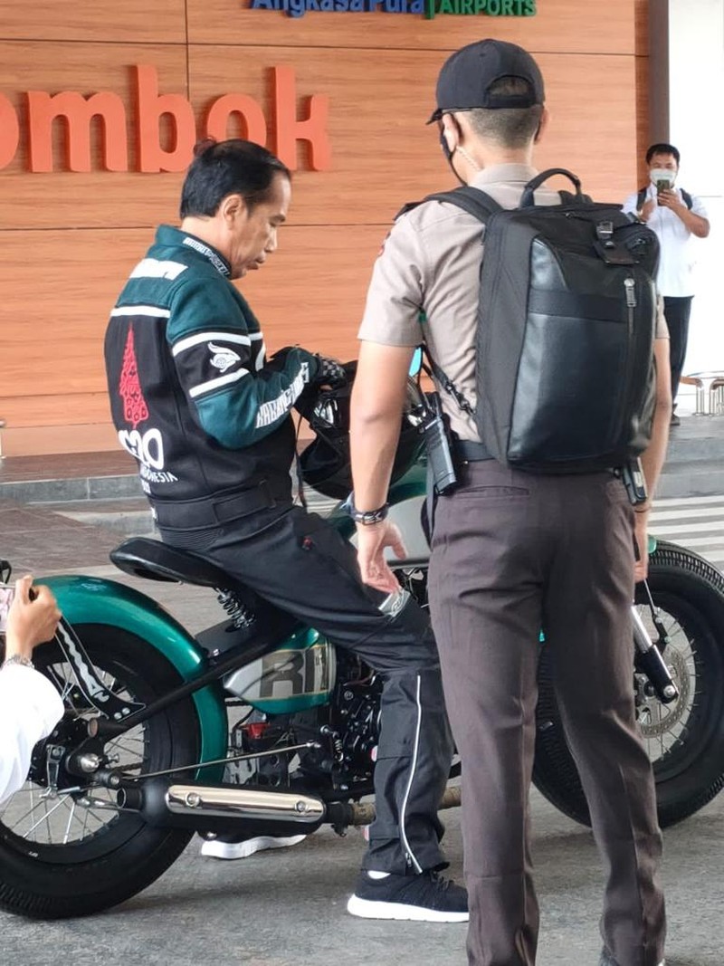 Presiden Joko Widodo tampak bersiap mengenakan jaket edisi terbatas dengan tema G20 Indonesia akan mengendarai sepeda motor jenis Kawasaki W175 custom berwarna hijau metalik usai meninjau fasilitas Bandara Internasional Zainuddin Abdul Madjid. (Dok: Biro Pers Sekretariat Presiden) Presiden Joko Widodo tampak bersiap mengenakan jaket edisi terbatas dengan tema G20 Indonesia akan mengendarai sepeda motor jenis Kawasaki W175 custom berwarna hijau metalik usai meninjau fasilitas Bandara Internasional Zainuddin Abdul Madjid. (Dok: Biro Pers Sekretariat Presiden)