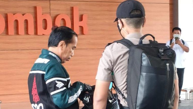Presiden Joko Widodo tampak bersiap mengenakan jaket edisi terbatas dengan tema G20 Indonesia akan mengendarai sepeda motor jenis Kawasaki W175 custom berwarna hijau metalik usai meninjau fasilitas Bandara Internasional Zainuddin Abdul Madjid. (Dok: Biro Pers Sekretariat Presiden)