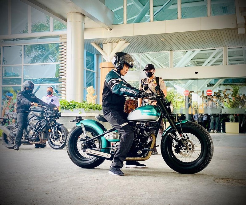 Presiden Joko Widodo tampak bersiap mengenakan jaket edisi terbatas dengan tema G20 Indonesia akan mengendarai sepeda motor jenis Kawasaki W175 custom berwarna hijau metalik usai meninjau fasilitas Bandara Internasional Zainuddin Abdul Madjid. (Dok: Biro Pers Sekretariat Presiden) Presiden Joko Widodo tampak bersiap mengenakan jaket edisi terbatas dengan tema G20 Indonesia akan mengendarai sepeda motor jenis Kawasaki W175 custom berwarna hijau metalik usai meninjau fasilitas Bandara Internasional Zainuddin Abdul Madjid. (Dok: Biro Pers Sekretariat Presiden)