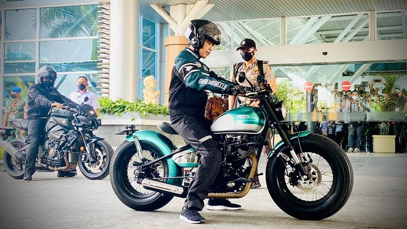 Presiden Joko Widodo tampak bersiap mengenakan jaket edisi terbatas dengan tema G20 Indonesia akan mengendarai sepeda motor jenis Kawasaki W175 custom berwarna hijau metalik usai meninjau fasilitas Bandara Internasional Zainuddin Abdul Madjid. (Dok: Biro Pers Sekretariat Presiden)