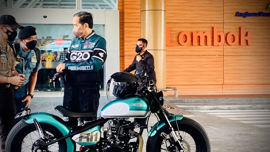 Presiden Joko Widodo tampak bersiap mengenakan jaket edisi terbatas dengan tema G20 Indonesia akan mengendarai sepeda motor jenis Kawasaki W175 custom berwarna hijau metalik usai meninjau fasilitas Bandara Internasional Zainuddin Abdul Madjid. (Dok: Biro Pers Sekretariat Presiden)