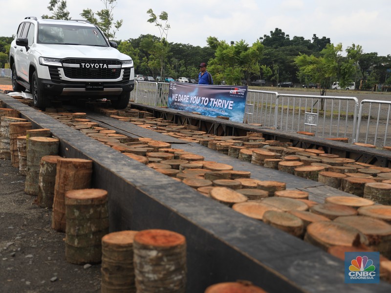 Toyota New Fortuner GR Sport saat Test Drive di Edutown Arena, BSD, Tangerang Selatan, Jumat, (14/1/2022). (CNBC Indonesia/Muhammad Sabki)