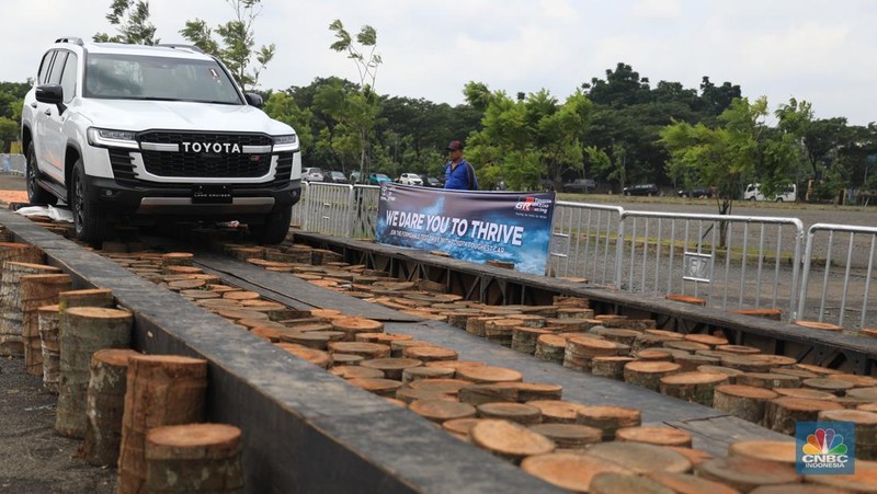 Toyota New Fortuner GR Sport saat Test Drive di Edutown Arena, BSD, Tangerang Selatan, Jumat, (14/1/2022). (CNBC Indonesia/Muhammad Sabki)