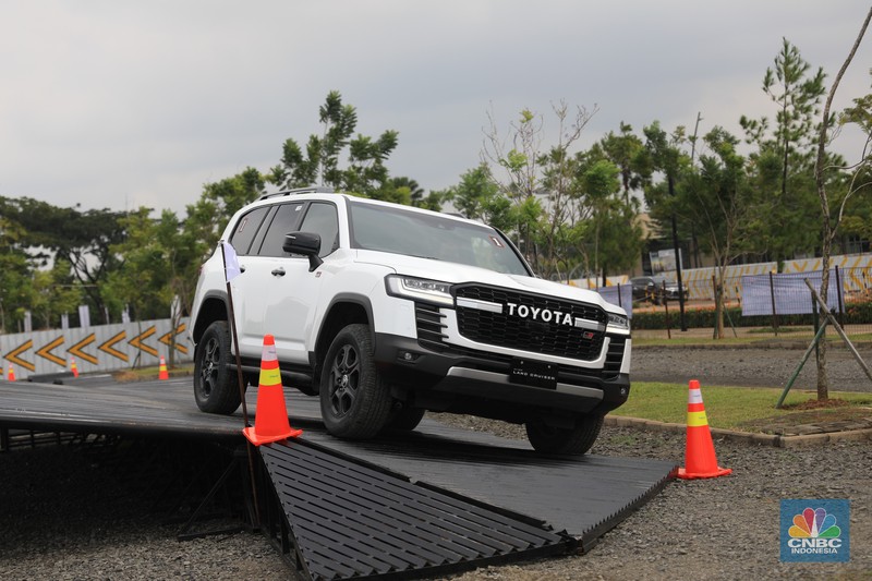 Toyota New Fortuner GR Sport saat Test Drive di Edutown Arena, BSD, Tangerang Selatan, Jumat, (14/1/2022). (CNBC Indonesia/Muhammad Sabki) Toyota New Fortuner GR Sport saat Test Drive di Edutown Arena, BSD, Tangerang Selatan, Jumat, (14/1/2022). (CNBC Indonesia/Muhammad Sabki)