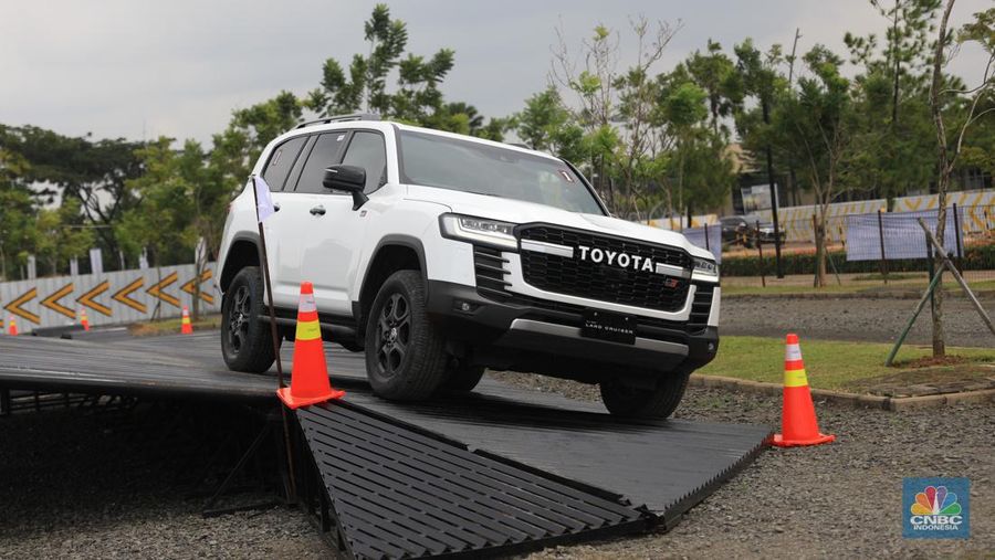 Toyota New Fortuner GR Sport saat Test Drive di Edutown Arena, BSD, Tangerang Selatan, Jumat, (14/1/2022). (CNBC Indonesia/Muhammad Sabki)