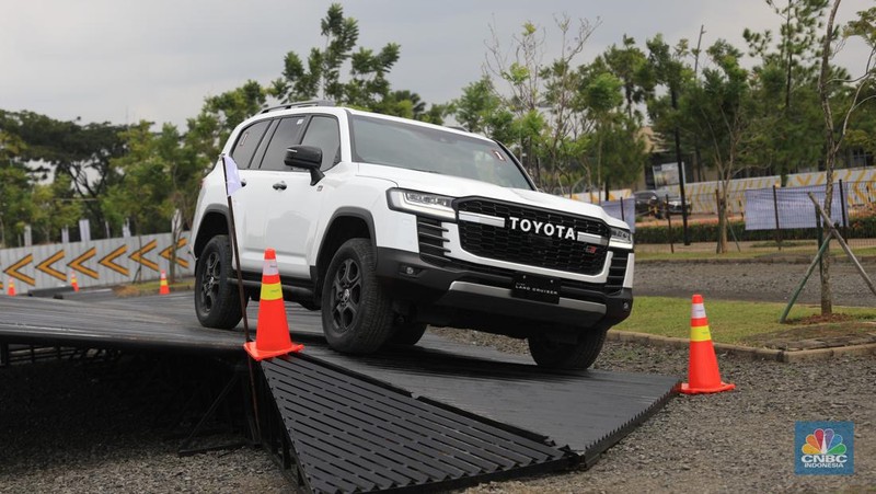Toyota New Fortuner GR Sport saat Test Drive di Edutown Arena, BSD, Tangerang Selatan, Jumat, (14/1/2022). (CNBC Indonesia/Muhammad Sabki)