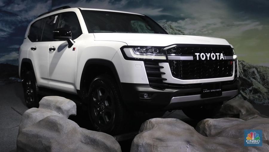 All New Land Cruiser saat Test Drive di Edutown Arena, BSD, Tangerang Selatan, Jumat, (14/1/2022). (CNBC Indonesia/Muhammad Sabki)