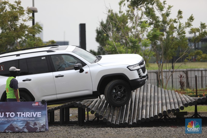 Toyota New Fortuner GR Sport saat Test Drive di Edutown Arena, BSD, Tangerang Selatan, Jumat, (14/1/2022). (CNBC Indonesia/Muhammad Sabki) Toyota New Fortuner GR Sport saat Test Drive di Edutown Arena, BSD, Tangerang Selatan, Jumat, (14/1/2022). (CNBC Indonesia/Muhammad Sabki)