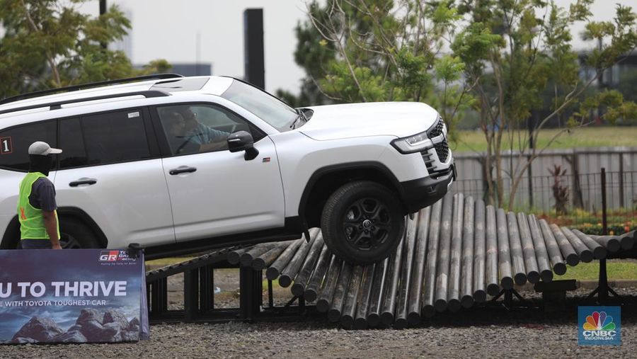 Toyota New Fortuner GR Sport saat Test Drive di Edutown Arena, BSD, Tangerang Selatan, Jumat, (14/1/2022). (CNBC Indonesia/Muhammad Sabki)