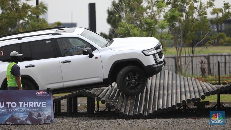 Toyota New Fortuner GR Sport saat Test Drive di Edutown Arena, BSD, Tangerang Selatan, Jumat, (14/1/2022). (CNBC Indonesia/Muhammad Sabki)