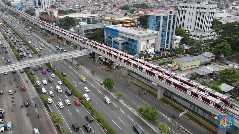 Foto udara gerbong kereta Light Rail Transit (LRT) terparkir di jalur Pancoran, Jakarta, Jumat (14/1/2022). (CNBC Indonesia/Andrean Kristianto)