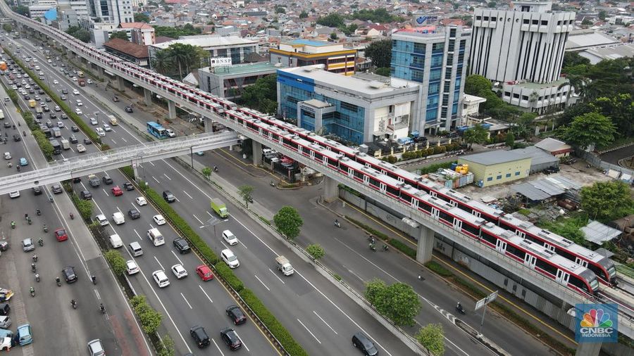 Foto udara gerbong kereta Light Rail Transit (LRT) terparkir di jalur Pancoran, Jakarta, Jumat (14/1/2022). (CNBC Indonesia/Andrean Kristianto)