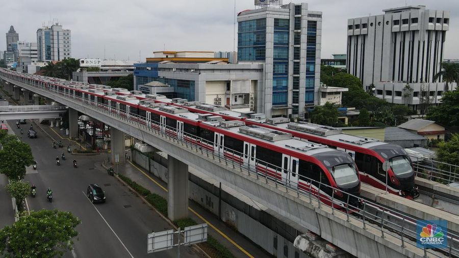 Foto udara gerbong kereta Light Rail Transit (LRT) terparkir di jalur Pancoran, Jakarta, Jumat (14/1/2022). (CNBC Indonesia/Andrean Kristianto)