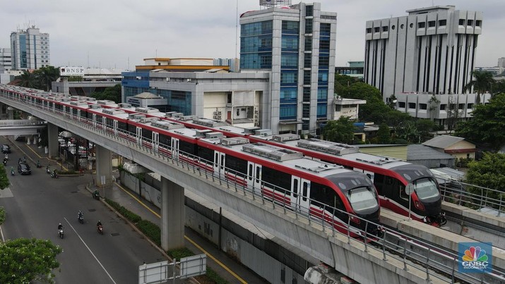 Foto udara gerbong kereta Light Rail Transit (LRT) terparkir di jalur Pancoran, Jakarta, Jumat (14/1/2022). (CNBC Indonesia/Andrean Kristianto)