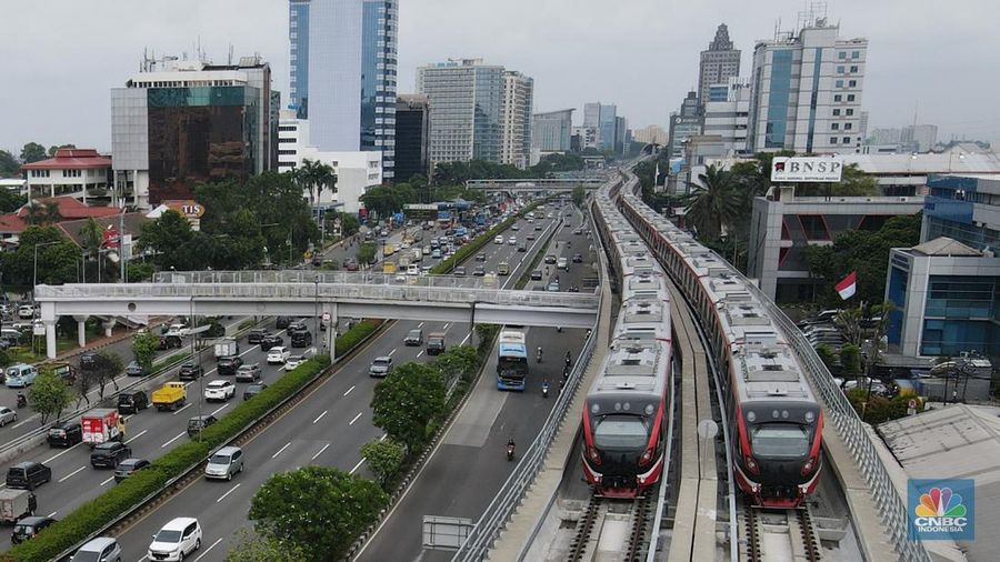 Foto udara gerbong kereta Light Rail Transit (LRT) terparkir di jalur Pancoran, Jakarta, Jumat (14/1/2022). (վ/Andrean Kristianto)