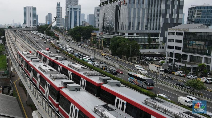 Foto udara gerbong kereta Light Rail Transit (LRT) terparkir di jalur Pancoran, Jakarta, Jumat (14/1/2022). (CNBC Indonesia/Andrean Kristianto)