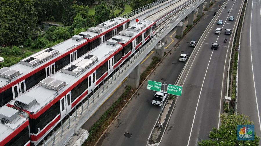 Foto udara gerbong kereta Light Rail Transit (LRT) terparkir di jalur kawasan Pancoran, Jakarta, Jumat (4/2/2022). (CNBC Indonesia/Andrean Kristianto)
