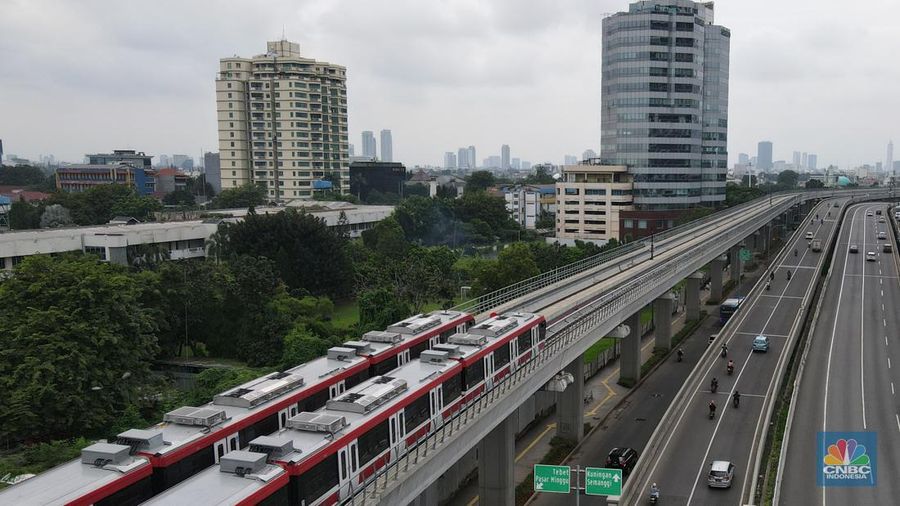 Foto udara gerbong kereta Light Rail Transit (LRT) terparkir di jalur Pancoran, Jakarta, Jumat (14/1/2022). (CNBC Indonesia/Andrean Kristianto)