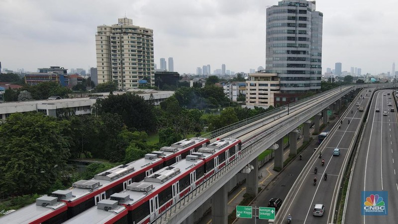 Foto udara gerbong kereta Light Rail Transit (LRT) terparkir di jalur Pancoran, Jakarta, Jumat (14/1/2022). (CNBC Indonesia/Andrean Kristianto)