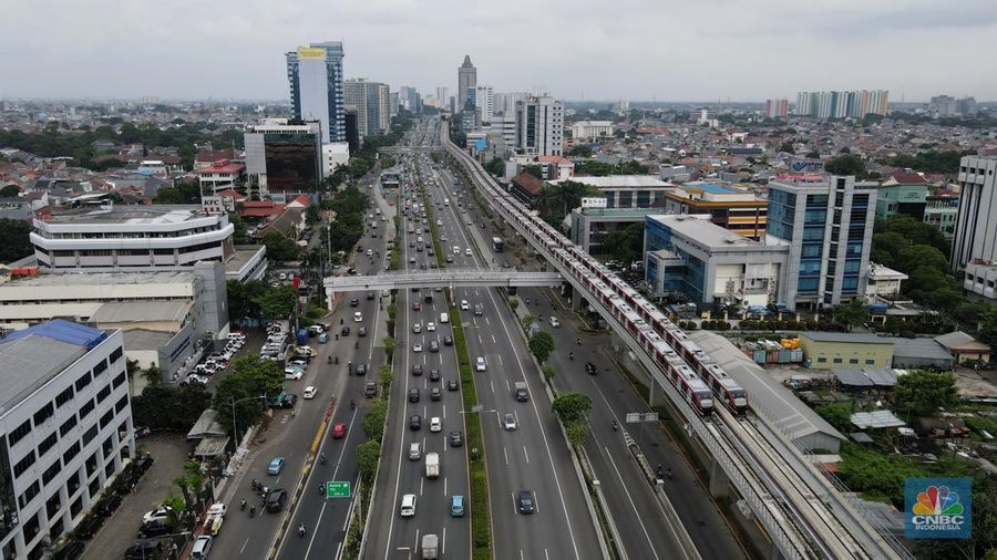 Foto udara gerbong kereta Light Rail Transit (LRT) terparkir di jalur Pancoran, Jakarta, Jumat (14/1/2022). (CNBC Indonesia/Andrean Kristianto)