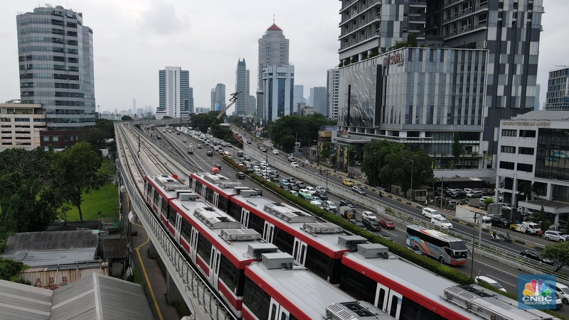 Foto udara gerbong kereta Light Rail Transit (LRT) terparkir di jalur kawasan Pancoran, Jakarta, Jumat (4/2/2022). (CNBC Indonesia/Andrean Kristianto)