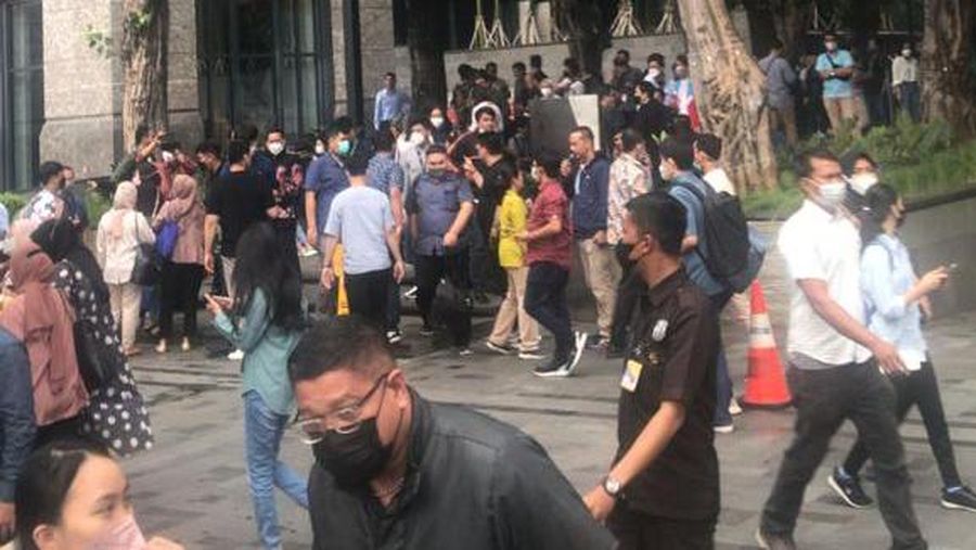 Gempa, warga berhamburan keluar gedung (Tangkapan layar warga)