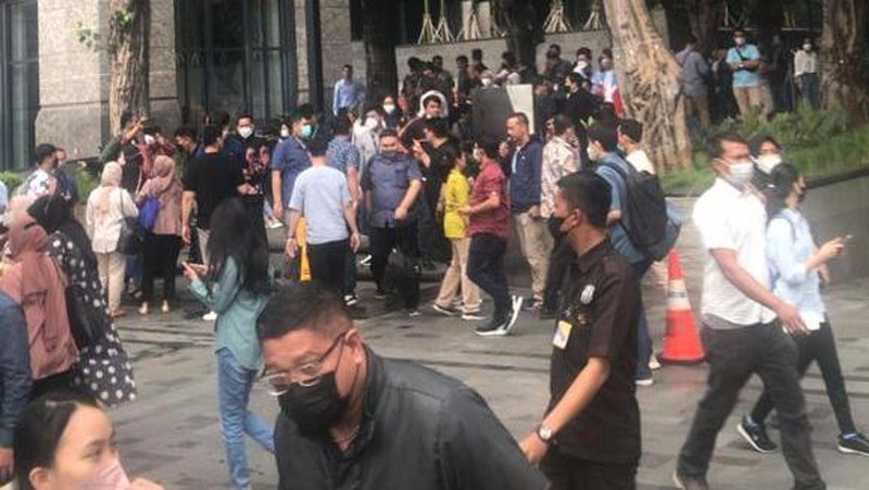 Gempa, warga berhamburan keluar gedung (Tangkapan layar warga)
