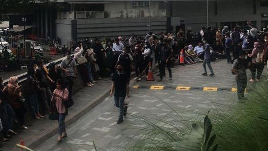 Gempa, warga berhamburan keluar gedung (Tangkapan layar warga)